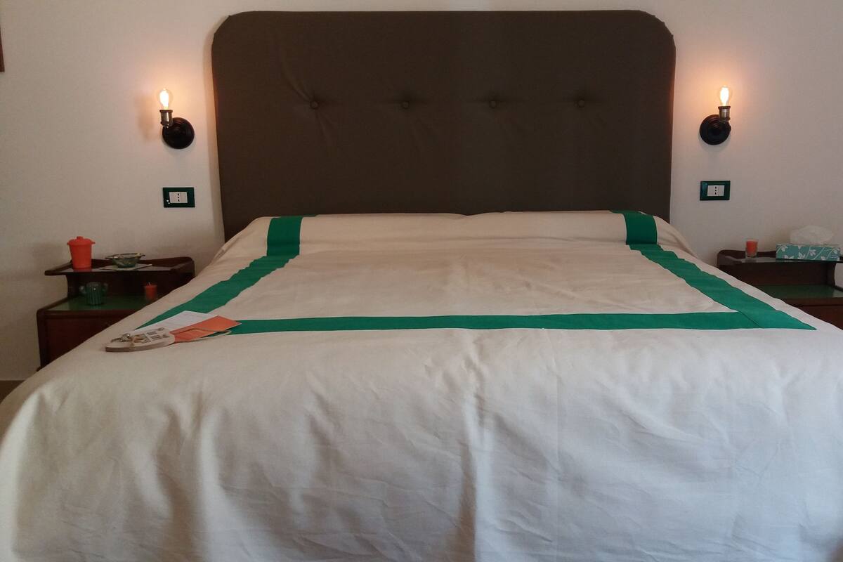 Habitación doble, baño privado (External) | Edredón, minibar, caja de seguridad en la habitación y escritorio