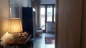 标准双人房, 露台 | 羽绒被、迷你吧、客房内保险箱、办公桌