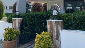 Exterior del Hotel Suya con un cartel que indica el nombre del hotel y la dirección.