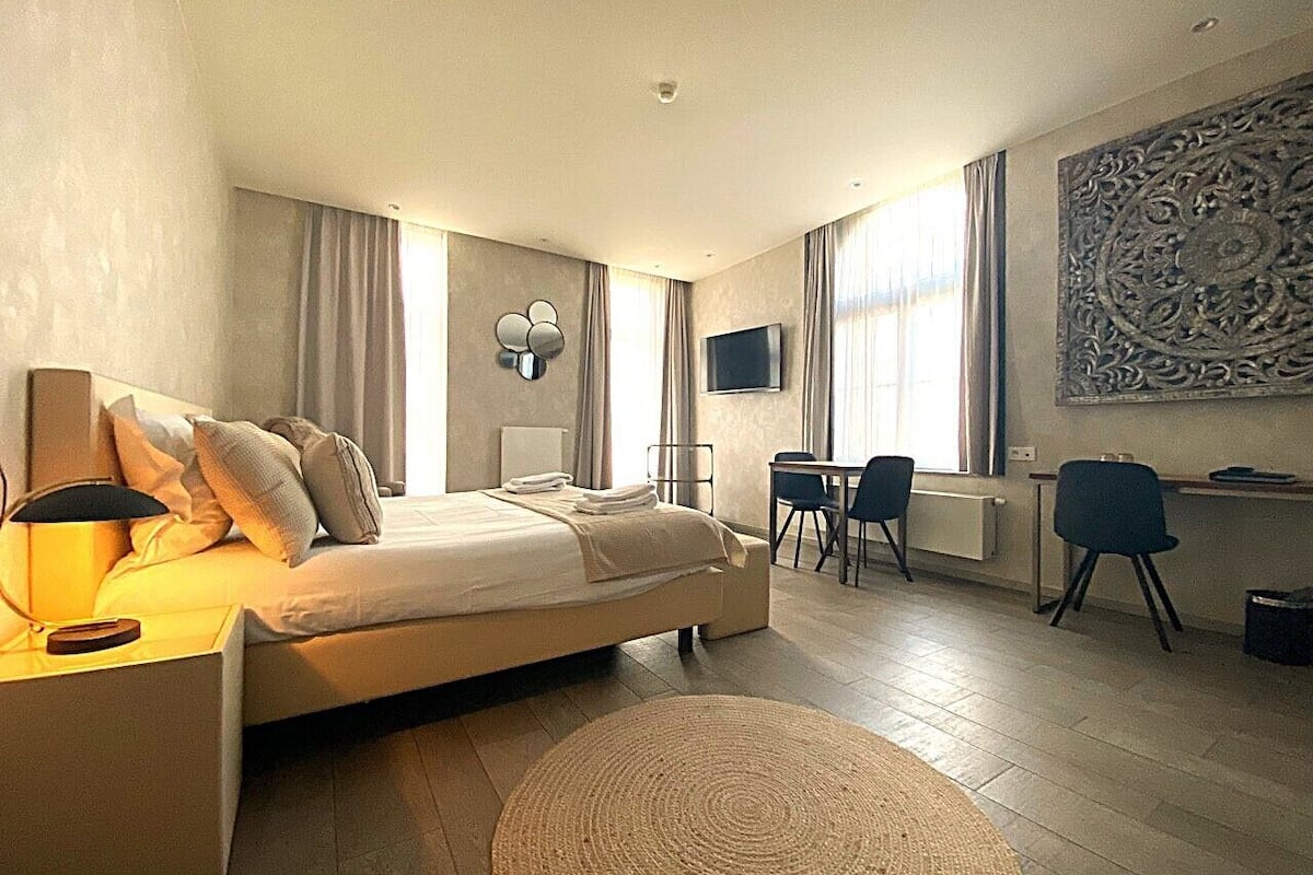 deluxe double room, 1 king bed | 2 bedrooms, minibar, in-room safe, individually furnished