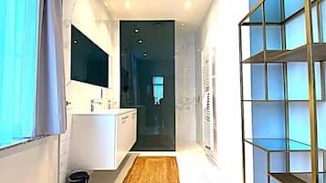 Doppia Deluxe, 1 letto king | Bagno | Set di cortesia gratuito, asciugacapelli, asciugamani, sapone