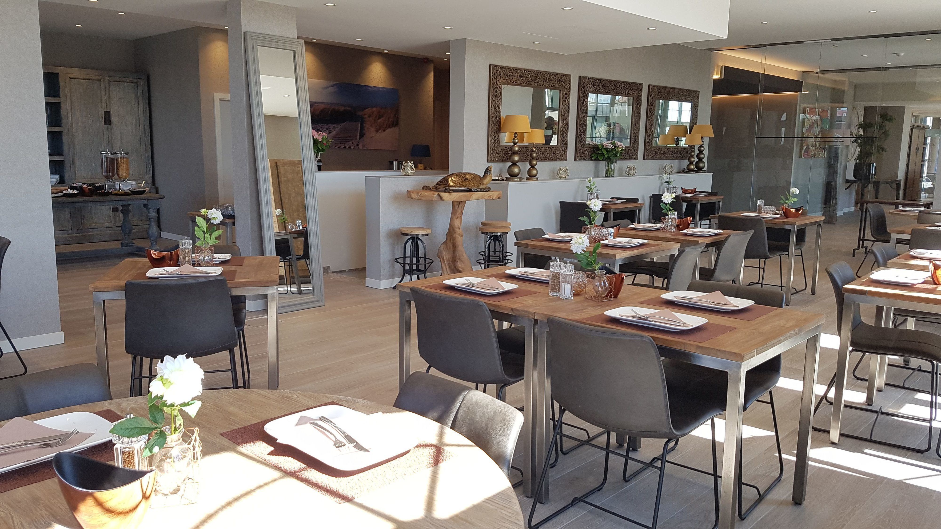 daily buffet breakfast for a fee