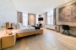 Minibar, caja de seguridad en la habitación y muebles diferentes