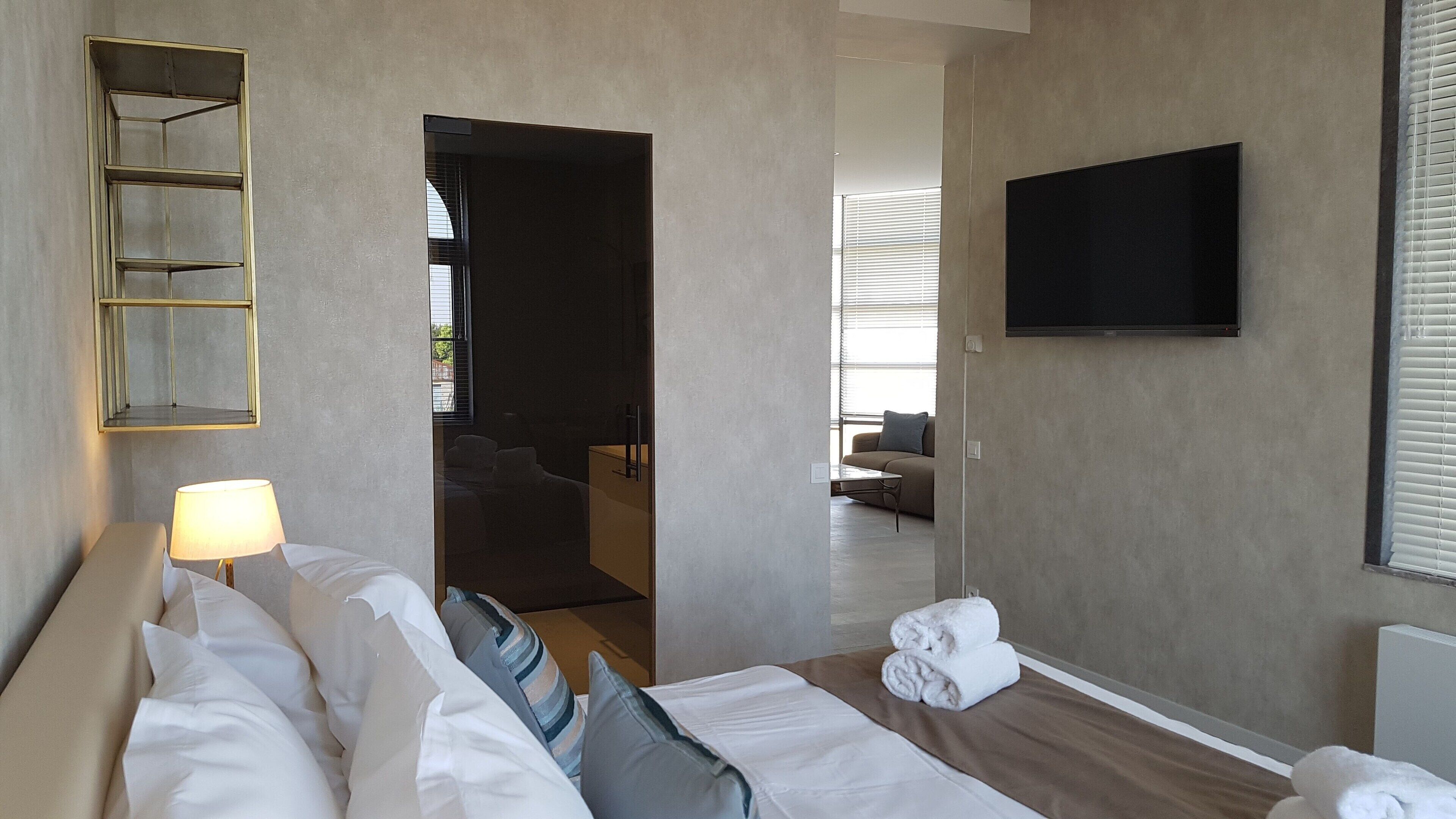 Minibar, caja de seguridad en la habitación y muebles diferentes 
