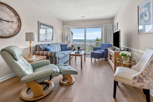 Condo, 2 Bedrooms | Living area