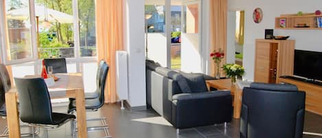 Leuchtturm 4 | Sala de estar | Televisión de pantalla plana, chimenea y reproductor de DVD