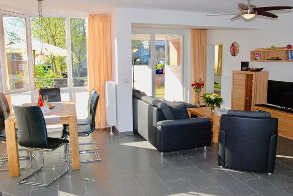 Leuchtturm 4 | Living room | Flat-screen TV, fireplace, DVD player