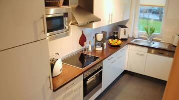 Leuchtturm 4 | Private kitchen | Full-sized fridge, microwave, oven, dishwasher