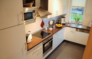 Leuchtturm 4 | Private kitchen | Full-size fridge, microwave, oven, dishwasher