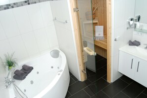 Meeresrauschen 6 | Bathroom | Separate bathtub and shower, jetted bath, free toiletries, hair dryer