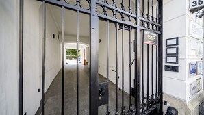 A corridor with a black metal gate, a sign for 'Objeckt Chodron', and a number '35' sign.