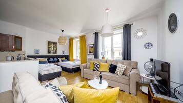 Apartemen Premium | Area keluarga | TV layar datar