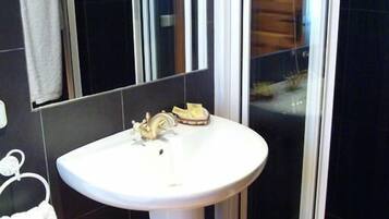 Dusche, kostenlose Toilettenartikel, Haartrockner, Handtücher