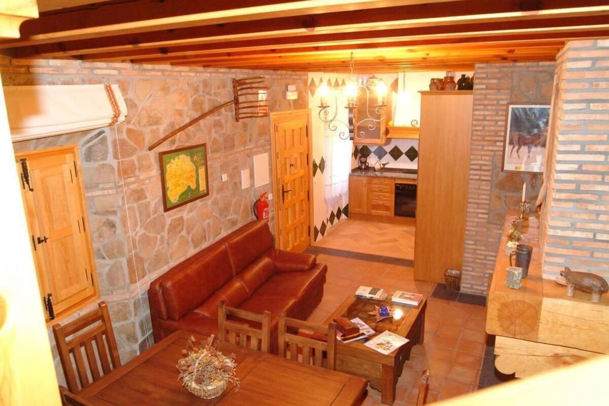 House, 4 Bedrooms | Living area