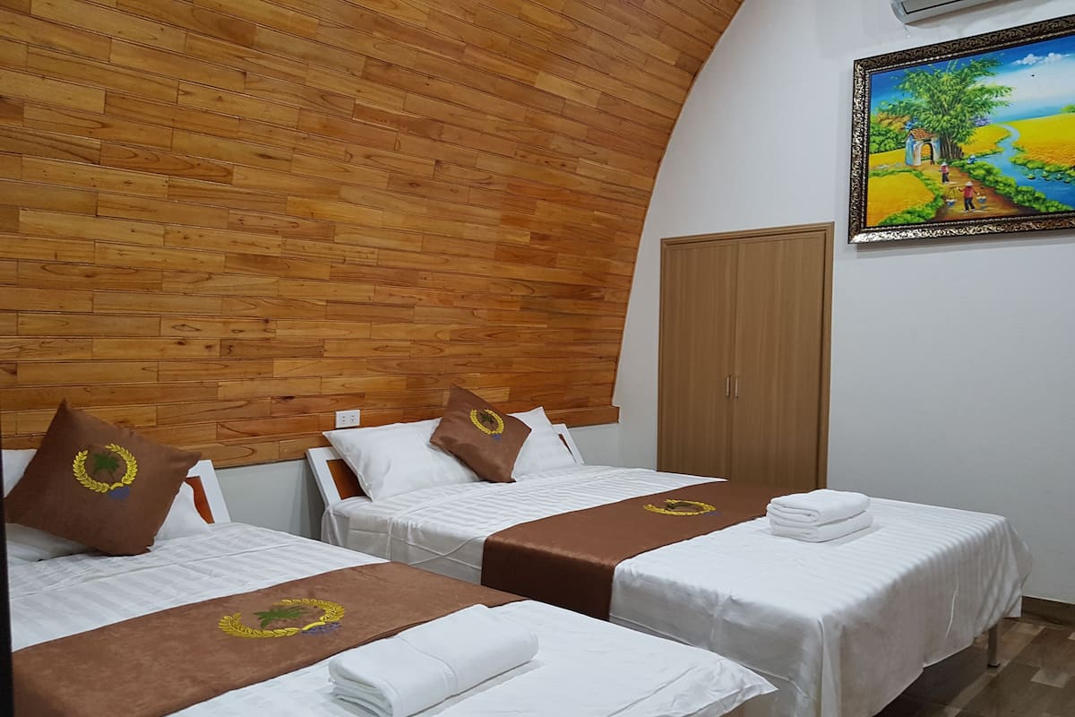 Escritorio, sistema de insonorización, wifi gratis y ropa de cama
