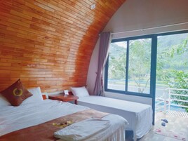 Escritorio, sistema de insonorización, wifi gratis y ropa de cama