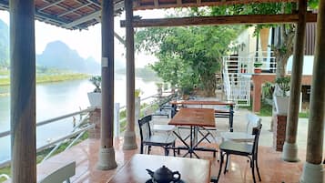 Se sirven desayunos, comidas, cenas y cocina local