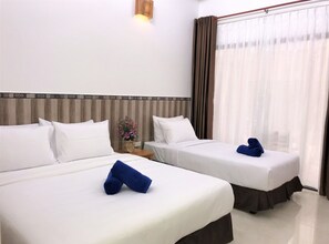 Kamar Triple Standar, pemandangan kebun | Minibar, brankas, kedap suara, dan Wi-Fi gratis