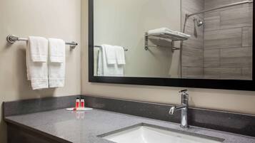 Combined shower/bathtub, free toiletries, hair dryer, towels