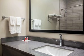 Bañera con ducha, artículos de tocador gratuitos, secador de pelo