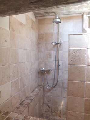 Habitación familiar (Brin de Garance) | Baño | Regadera y toallas