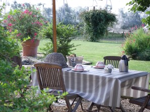 Desayuno de cocina local incluido todos los días