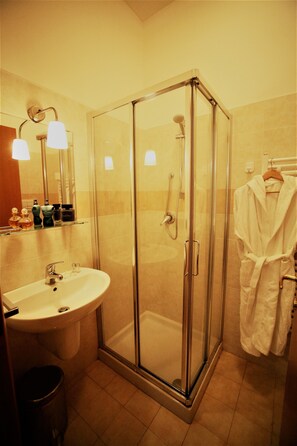 Shower, free toiletries, hair dryer, bidet - Verdeoliva Bed & Breakfast (Bari)