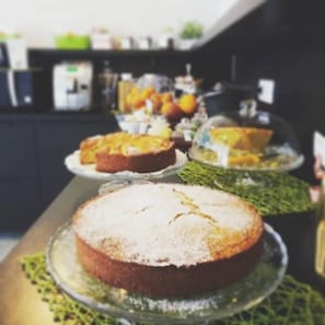 A dessert display with cakes and pastries on a table. - Verdeoliva Bed & Breakfast (Bari)