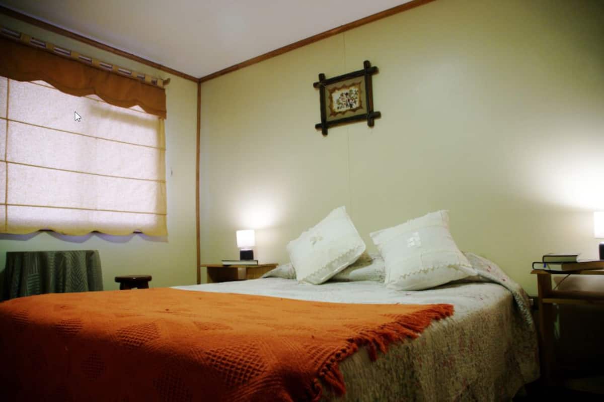 Muebles diferentes, escritorio, wifi gratis y ropa de cama