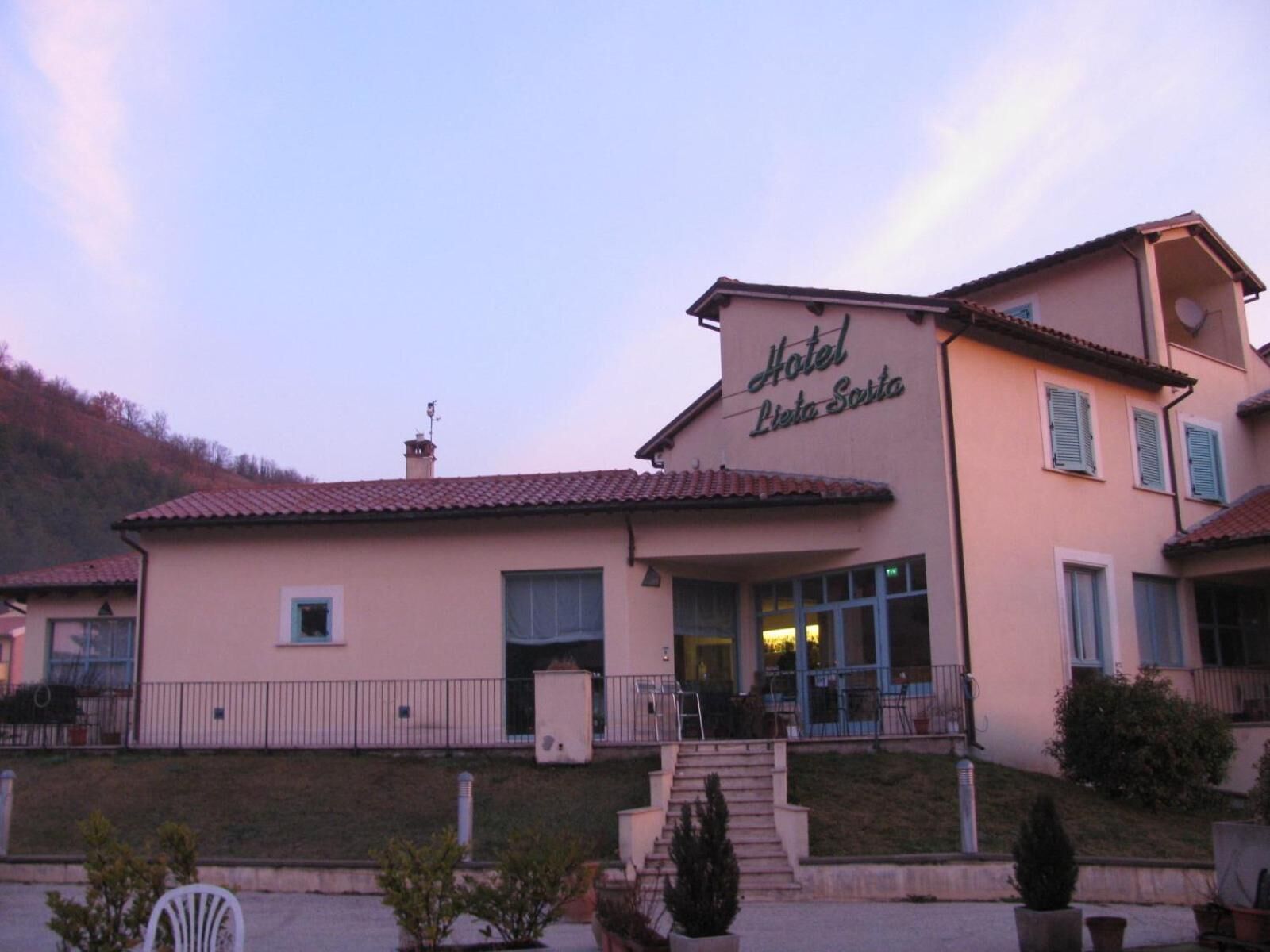 A two-story building with a sign reading "Hotel Lista Sosta."