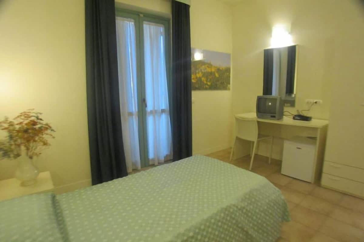 Single Room | Minibar, desk, blackout drapes, soundproofing