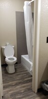 Ducha y bañera combinadas, toallas, jabón y champú