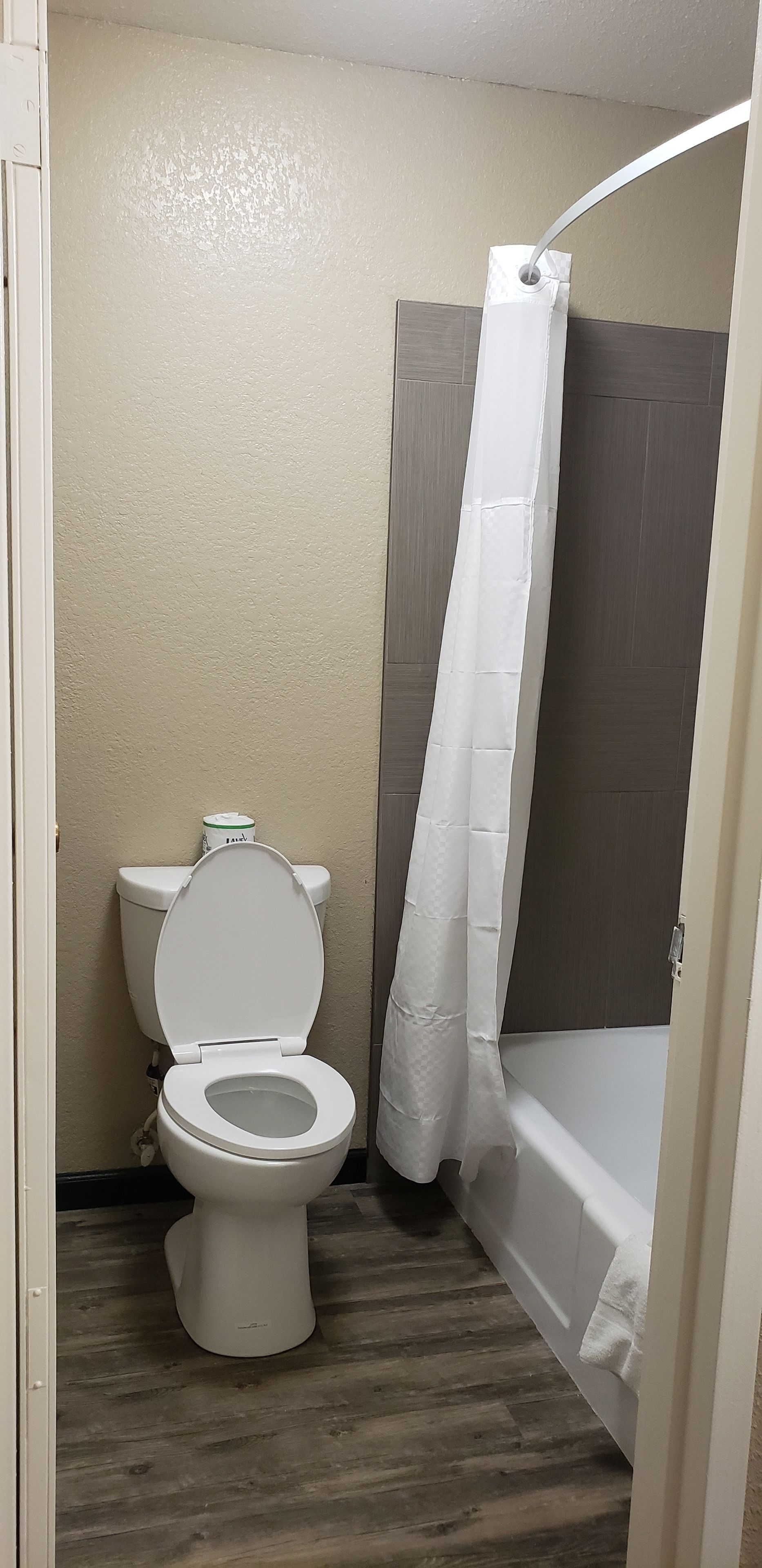 Un baño pequeño con inodoro, cortina de ducha y bañera.