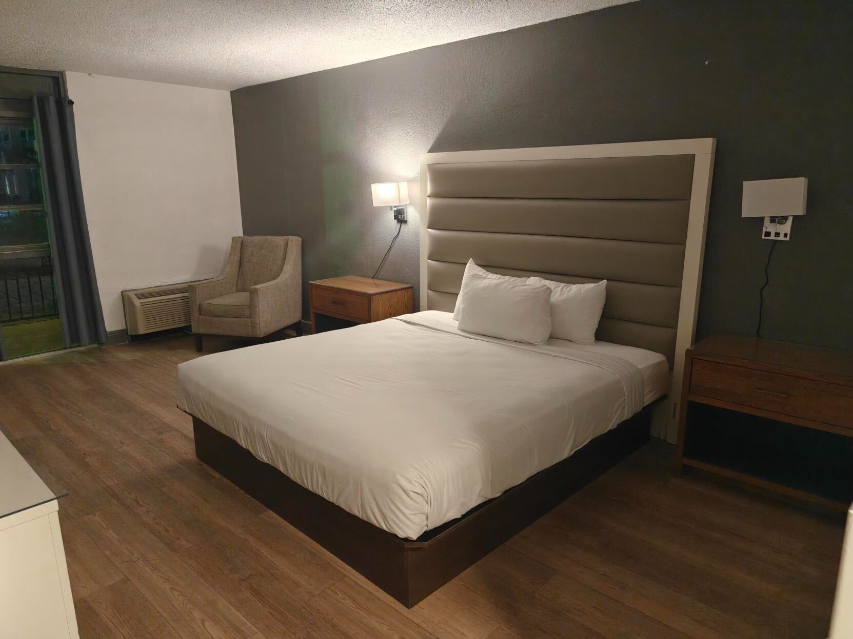 Tallelokero huoneessa, työpöytä, pimennysverhot, silitysrauta/-lauta