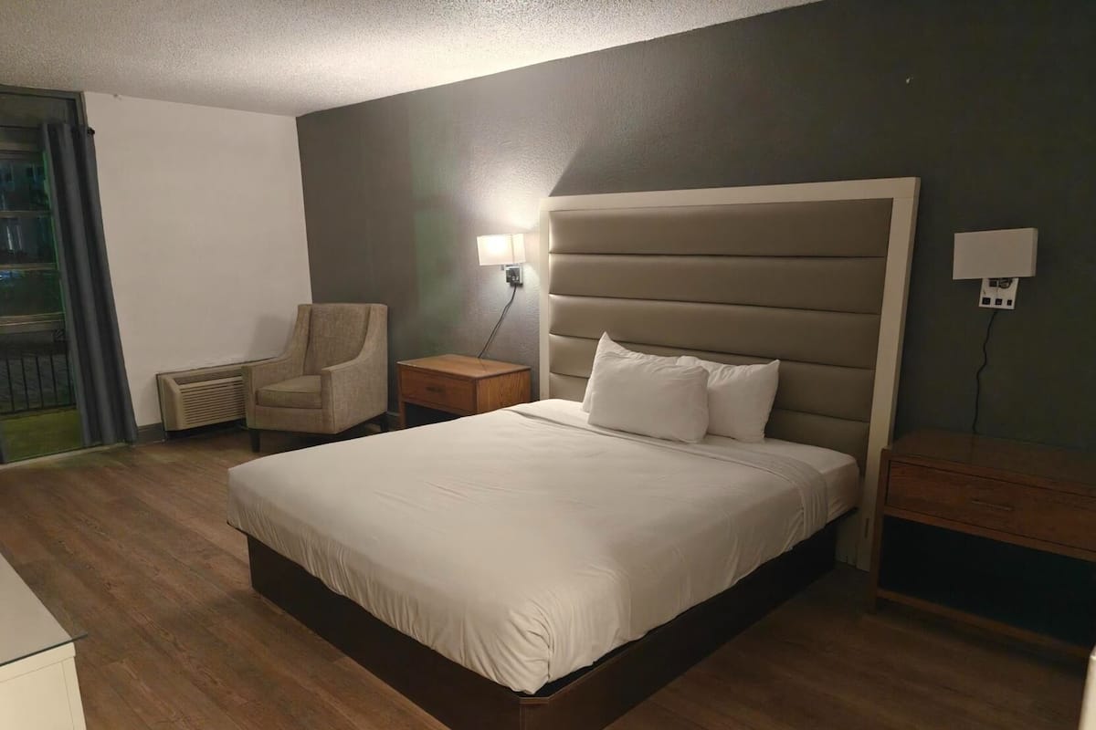 Tallelokero huoneessa, työpöytä, pimennysverhot, silitysrauta/-lauta