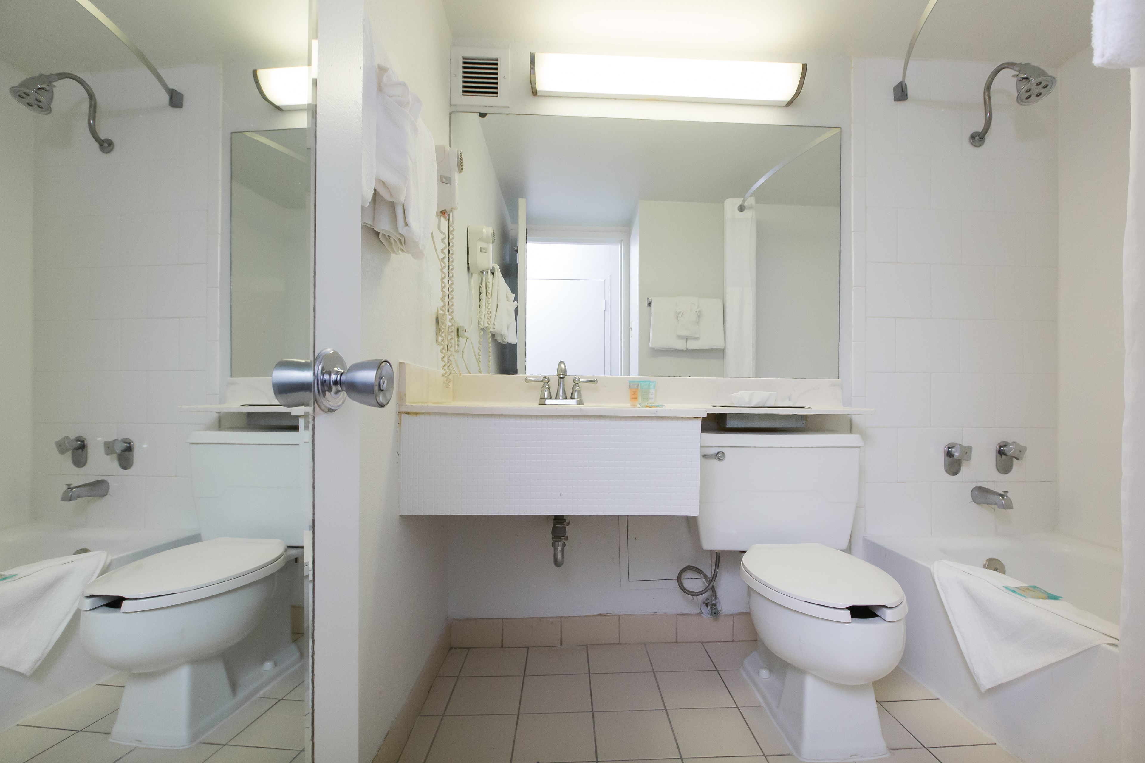 Syvä kylpyamme, sadesuihkupää, ilmaiset hygieniatuotteet