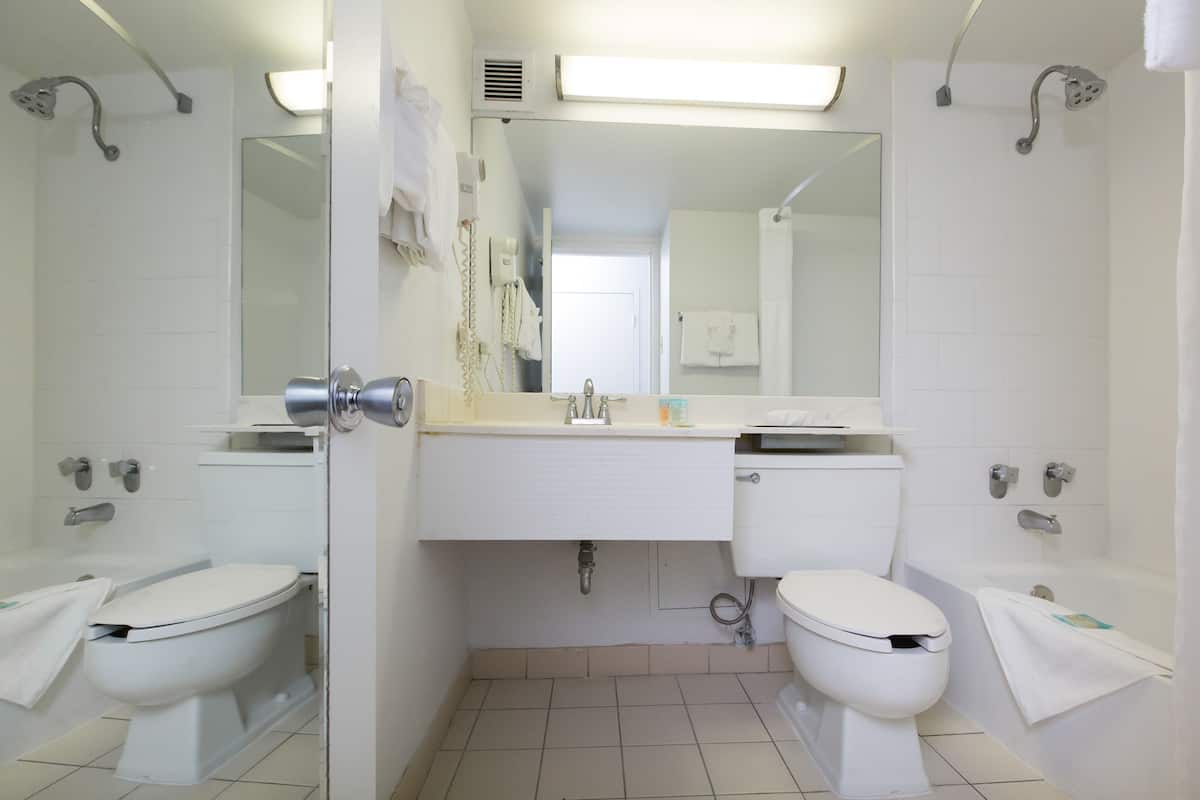 Syvä kylpyamme, sadesuihkupää, ilmaiset hygieniatuotteet