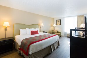 Tallelokero huoneessa, työpöytä, pimennysverhot, silitysrauta/-lauta