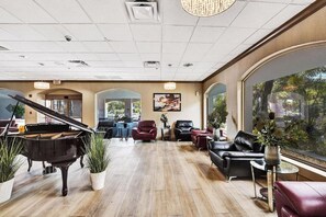 Lobby sitting area - Plaza Hotel Fort Lauderdale (Fort Lauderdale)