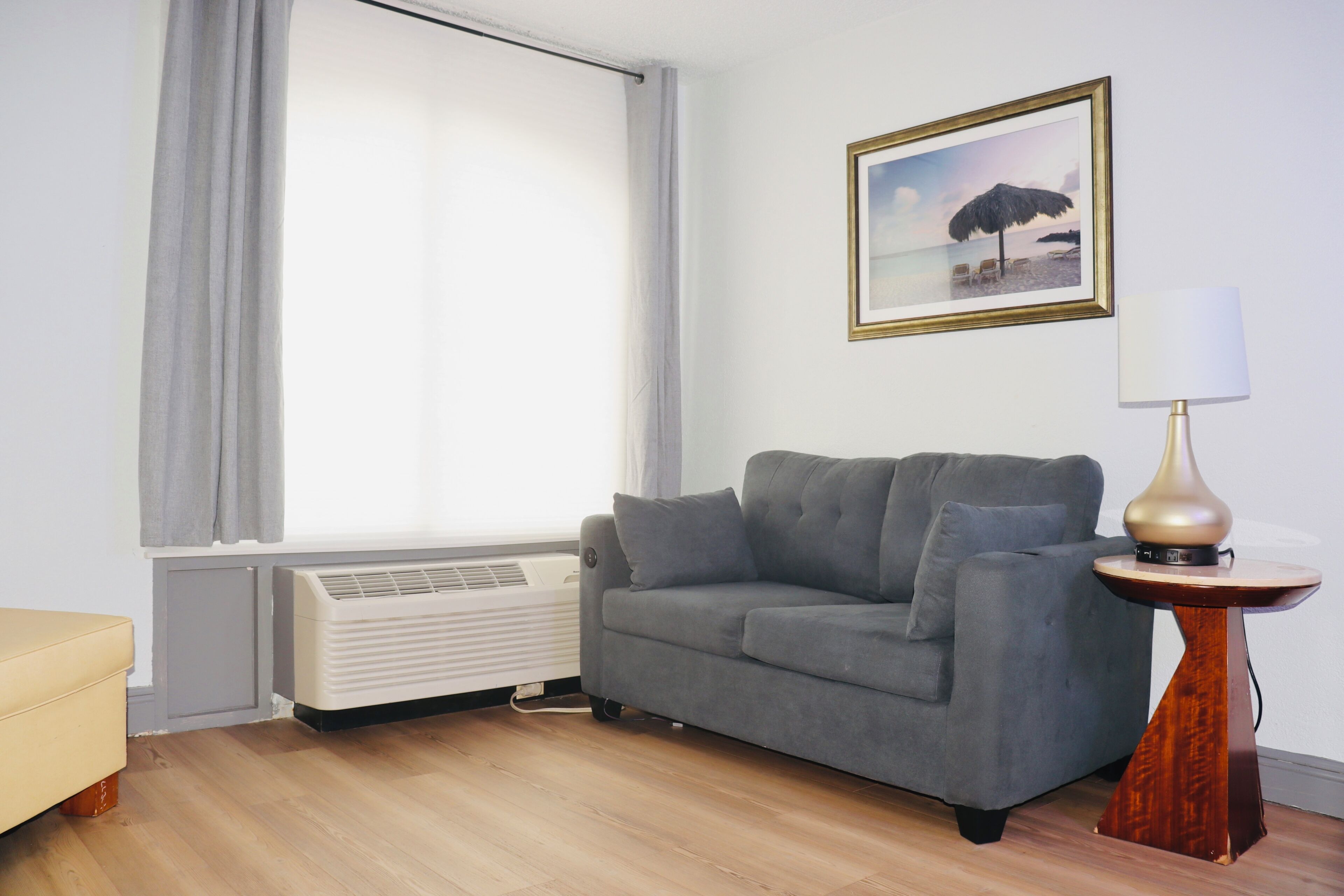 Sviitti, 2 keskisuurta parisänkyä, patio, näköala uima-altaalle | Oleskelualue