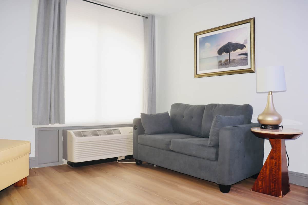 Sviitti, 2 keskisuurta parisänkyä, patio, näköala uima-altaalle | Oleskelualue