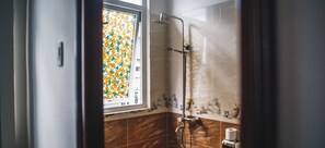 Douche, articles de toilette gratuits, sèche-cheveux, chaussons