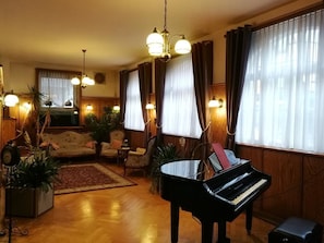Lobby sitting area - Hotel Adler (Sankt Georgen im Schwarzwald)
