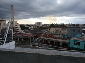 Un paysage urbain comprenant divers bâtiments, notamment une imposante tour blanche et plusieurs immeubles à étages.