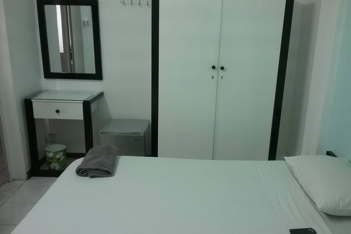 Standaard kamer, 1 twee- of 2 eenpersoonsbedden, 2 eenpersoonsbedden, privébadkamer | 8 slaapkamers, lakens van Egyptisch katoen, luxe beddengoed