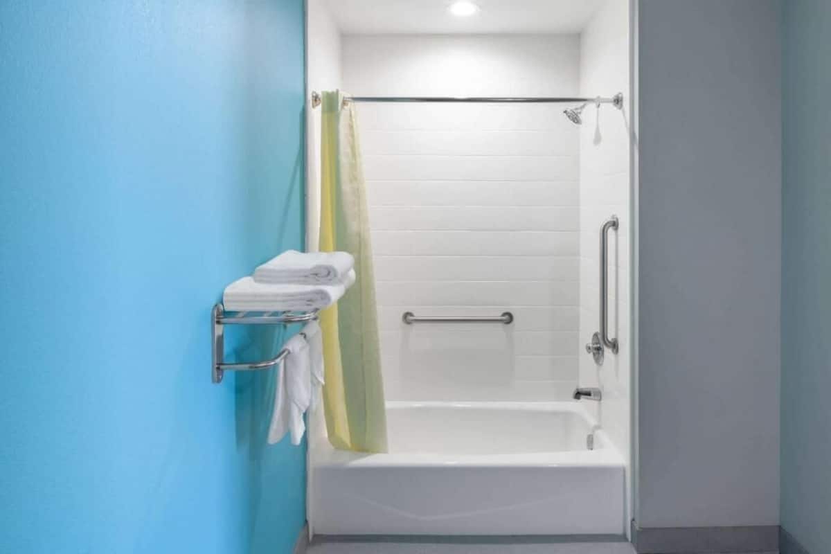 Combined shower/tub, free toiletries, hair dryer, towels