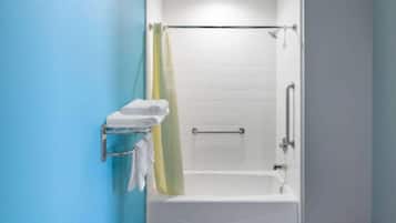 Kombinert dusj/badekar, toalettartikler (inkludert) og hårføner