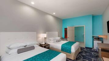 Room, 2 Queen Beds, Mobility Access, Non Smoking | Minibar, con arredamento individuale, una scrivania, postazione laptop