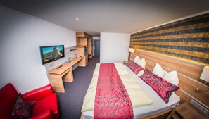 Minibar, in-room safe, desk, soundproofing - Hotel Hellers Krug (Holzminden)