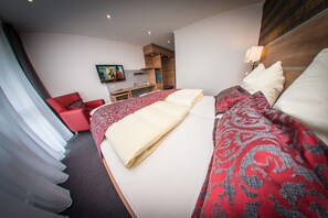 Minibar, in-room safe, desk, soundproofing - Hotel Hellers Krug (Holzminden)